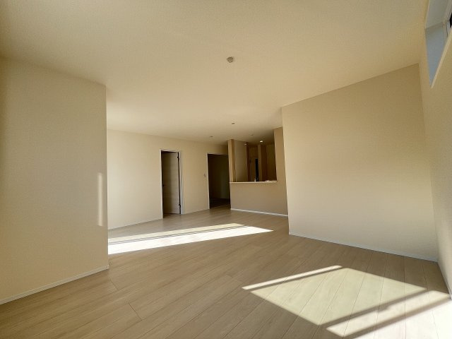 【居間・リビング】 | 糸島市加布里5丁目第8　2号棟・平屋（全2棟）【仲介手数料無料・0円】 | 現地写真。