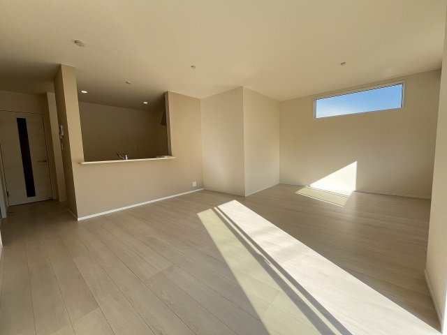 【居間・リビング】 | 糸島市加布里5丁目第8　2号棟・平屋（全2棟）【仲介手数料無料・0円】 | 現地写真。