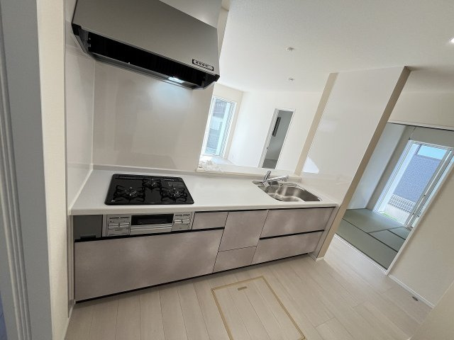 【キッチン】 | 糸島市加布里5丁目第8　2号棟・平屋（全2棟）【仲介手数料無料・0円】 | 現地写真。