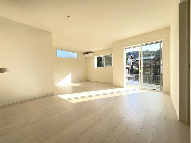 【居間・リビング】 | 糸島市加布里5丁目第8　2号棟・平屋（全2棟）【仲介手数料無料・0円】 | 現地写真。リビングです。