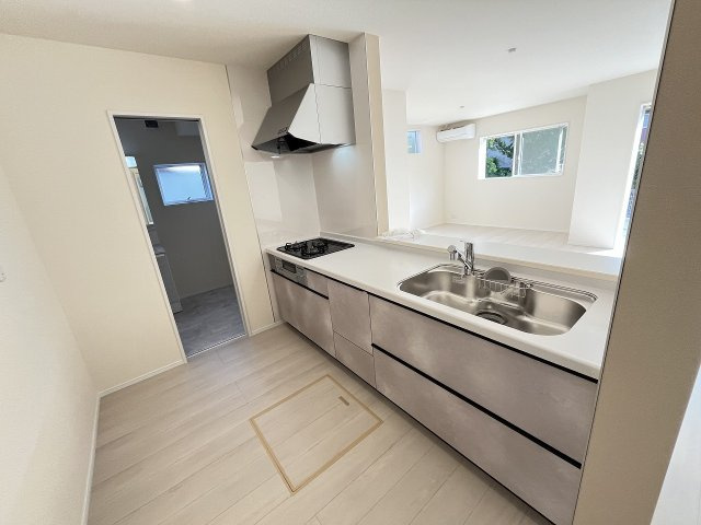 【キッチン】 | 糸島市加布里5丁目第8　2号棟・平屋（全2棟）【仲介手数料無料・0円】 | 現地写真。