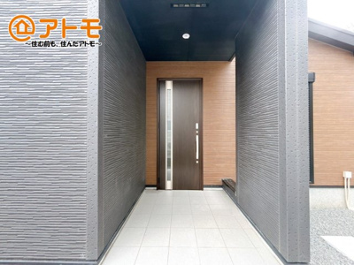 【玄関】 | 駿東郡清水町徳倉第1期　新築戸建　2号棟 | 落ち着いた色合いの玄関はダブルロックで防犯性に優れた仕様になっています♪