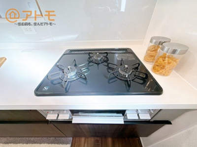 【設備】 | 駿東郡清水町徳倉第1期　新築戸建　2号棟 | ３口コンロは使い勝手がよくお料理も楽しくなりそうです♪
