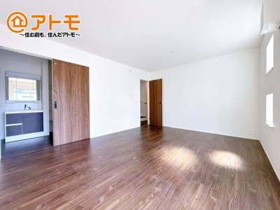 【居間・リビング】 | 駿東郡清水町徳倉第1期　新築戸建　2号棟 | 広々と開放的なLDKは、家族が自然と集まる広さ♪お子様のリビング学習にもピッタリ♪