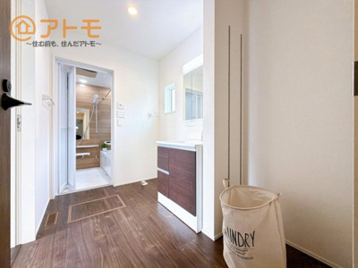 【独立洗面台】 | 駿東郡清水町徳倉第1期　新築戸建　2号棟 | 収納豊富な３面鏡の洗面化粧台は使い勝手良好♪