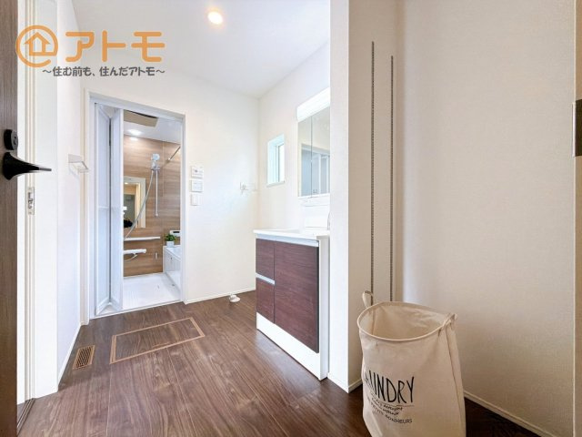 【独立洗面台】 | 駿東郡清水町徳倉第1期　新築戸建　2号棟 | 収納豊富な３面鏡の洗面化粧台は使い勝手良好♪