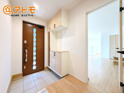【玄関】 | 駿東郡清水町徳倉第1期　新築戸建　1号棟 | シューズボックスの棚は可動のため、背の高いブーツもきちんと収納できます。