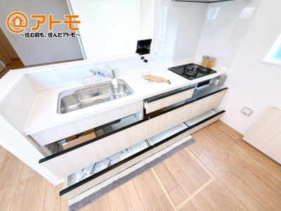【キッチン】 | 駿東郡清水町徳倉第1期　新築戸建　1号棟 | リビングで遊ぶお子様にも目が届く、安心感で選ぶなら対面キッチン♪