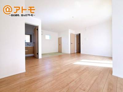 【居間・リビング】 | 駿東郡清水町徳倉第1期　新築戸建　1号棟 | 広々と開放的なLDKは、家族が自然と集まる広さ♪お子様のリビング学習にもピッタリ♪