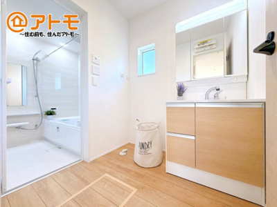 【独立洗面台】 | 駿東郡清水町徳倉第1期　新築戸建　1号棟 | 洗面所って朝に混み合いませんか？広々とした脱衣所、３面鏡の独立洗面台で朝の時間を少しお手伝い♪