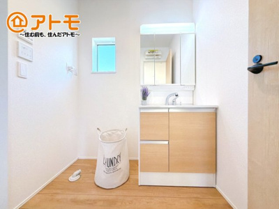 【独立洗面台】 | 駿東郡清水町徳倉第1期　新築戸建　1号棟 | 収納豊富な３面鏡の洗面化粧台は使い勝手良好♪