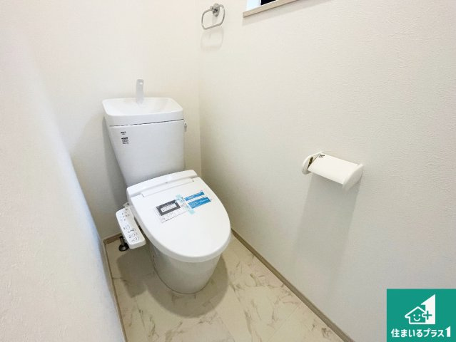 尼崎市大庄西町　新築一戸建てのトイレ|1・2階の2ヶ所にあるので、朝の忙しい時間の順番待ちもなく、深夜の利用にも大変便利です。