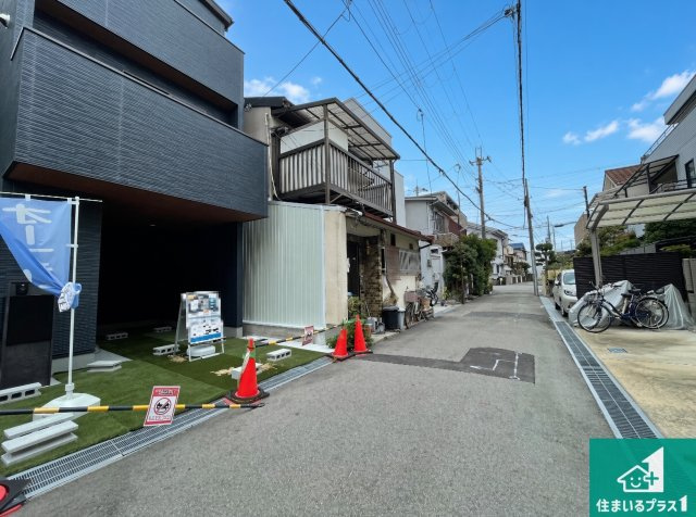 尼崎市大庄西町　新築一戸建ての前面道路含む現地写真|周辺は閑静な住宅街！前面道路広々で車の出し入れも便利です。駐車が苦手な方でも安心して車庫入れできます！