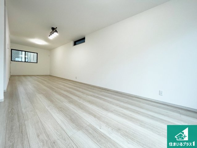 尼崎市大庄西町　新築一戸建ての居間・リビング|日当たり良好の明るいリビングで朝の目覚めもスッキリできそう！対面キッチンでご家族のコミュニケーションも自然と増える設計！小さなお子様が遊ぶスペースを作っても広々とくつろげるLDK！