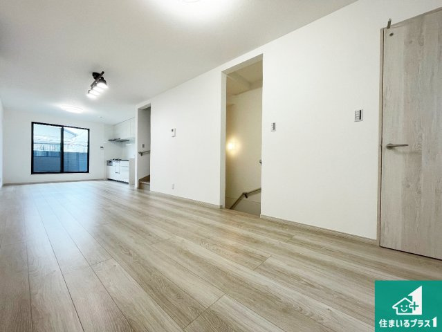 尼崎市大庄西町　新築一戸建ての居間・リビング|シンプルなリビングは、観葉植物等のインテリアを楽しめますね！パパ好みにも、ママ好みにも家具次第で雰囲気を変えることができます！