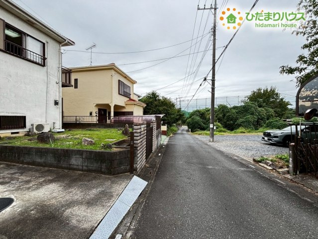 吉見町御所　中古一戸建ての前面道路含む現地写真