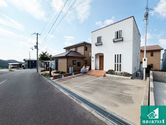 南あわじ市阿那賀　中古一戸建ての前面道路含む現地写真|周辺は落ち着いた街並みの住宅地！子育てがしやすい住環境です！まだ未完成ですが、現地でしかわからない事もございます。是非一度ご覧ください。