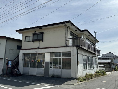 【外観】 | 下諏訪町西赤砂 中古住宅③多目的スペース付 | 外観と前面道路