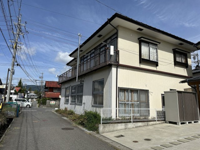 【その他】 | 下諏訪町西赤砂 中古住宅③多目的スペース付 | 外観と前面道路