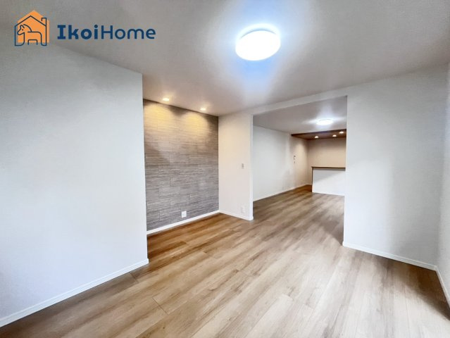 神戸市西区樫野台4丁目　中古戸建の居間・リビング|【ホームページに現地動画掲載中】●年中無休：当日予約可●アクセントクロスがお洒落なリビングです！