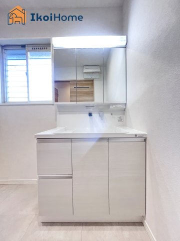 神戸市西区樫野台4丁目　中古戸建の洗面所|【ホームページに現地動画掲載中】●年中無休：当日予約可●洗面台はお化粧をする時に便利な３面鏡。