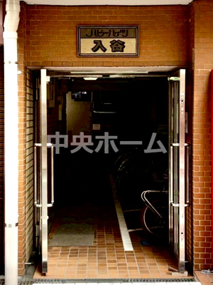 【エントランス】 | ハピーハイツ入谷 | 【エントランス】マンションのエントランスは、その物件の印象を決める、顔とも言える場所です。毎日通る場所ですからきれいなのが一番です。