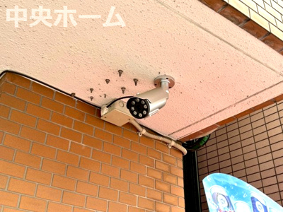 【防犯設備】 | ハピーハイツ入谷 | 【防犯カメラ】何かあった時の大事な証拠になることももちろんなりますが、防犯というくらいですので大事なのは防犯カメラがあることによって抑止力につながることですよね。