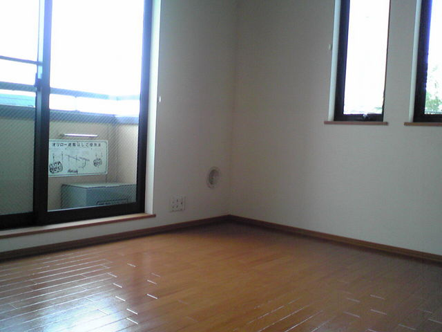 ファミール白楽の洋室|２面採光の明るい洋室６．７帖