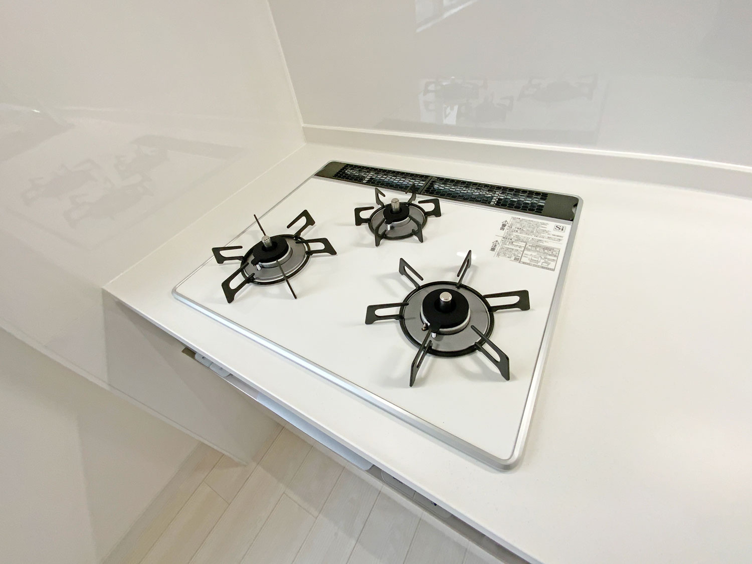 グレイスハイツ板宿のキッチン|三口コンロ