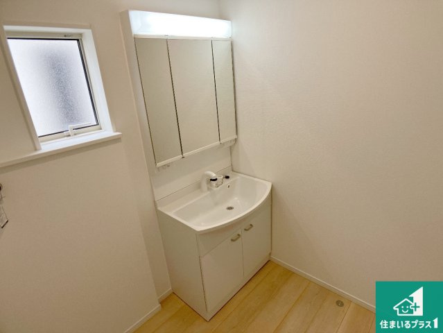 姫路市大津区天満　第6期　新築一戸建ての独立洗面台|清潔感のある洗面台です。フラットな鏡は掃除がしやすく毎日清潔！鏡裏には収納があるのでスッキリとした洗面台が保てます。