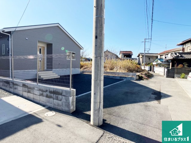 姫路市大津区天満　第6期　新築一戸建ての前面道路含む現地写真|周辺は閑静な住宅街！前面道路広々で車の出し入れも便利です。駐車が苦手な方でも安心して車庫入れできます！