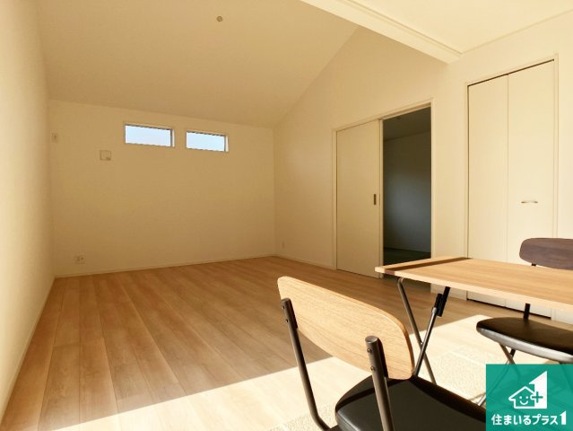 姫路市大津区天満　第6期　新築一戸建ての居間・リビング|日当たり良好の明るいリビングで朝の目覚めもスッキリできそう！対面キッチンでご家族のコミュニケーションも自然と増える設計！小さなお子様が遊ぶスペースを作っても広々とくつろげるLDK！