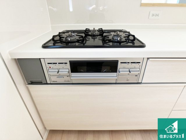 姫路市大津区天満　第6期　新築一戸建ての設備|ダブル高火力Ｓｉセンサー付きコンロ！３口あるので、まとめて料理をする時も大活躍！