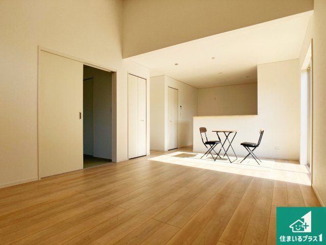 姫路市大津区天満　第6期　新築一戸建ての居間・リビング|日当たり良好の明るいリビングで朝の目覚めもスッキリできそう！対面キッチンでご家族のコミュニケーションも自然と増える設計！小さなお子様が遊ぶスペースを作っても広々とくつろげるLDK！