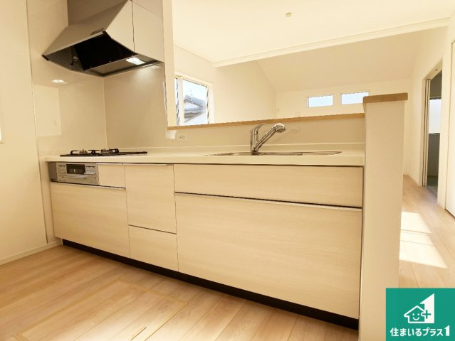 姫路市大津区天満　第6期　新築一戸建てのキッチン|子供を見守りながらお料理が出来るため家族のコミュニケーションか増えます♪スペースが広く確保されている為お子様が大きくなったときは一緒に料理を楽しめます♪