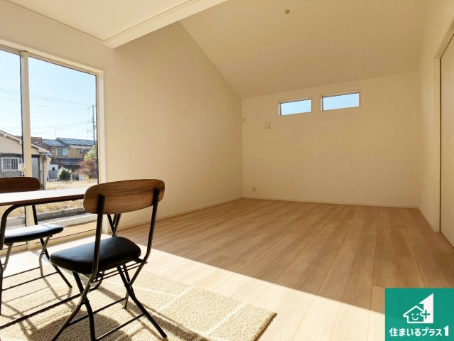 姫路市大津区天満　第6期　新築一戸建ての居間・リビング|明るいリビングで朝の目覚めもスッキリできそう！対面キッチンでご家族のコミュニケーションも自然と増える設計！小さなお子様が遊ぶスペースを作っても広々とくつろげるLDK！