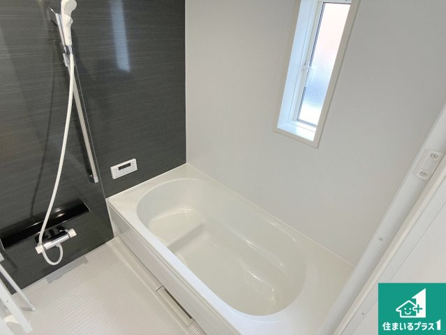 姫路市大津区天満　第6期　新築一戸建ての浴室|足をゆったり伸ばして寛げる浴槽です。窓が設けられていますので差し込む光が明るく穏やかな雰囲気にしてくれます♪浴室乾燥機も設置しているので、雨の日の洗濯物も安心です♪