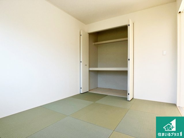 姫路市大津区天満　第6期　新築一戸建ての和室|一室あると便利な和室は客間としてだけでなく、小さなお子様のプレイルームや食後のくつろぎスペースとしてもご利用いただけます。収納もついていますので大活躍間違いなし！