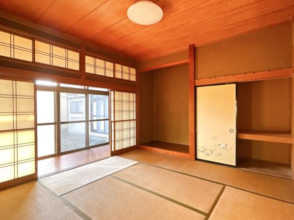 八戸市大字新井田字出口平の和室|【リフォーム前】北西側8帖和室です。壁天井クロス仕上げ、照明新品交換等を行います。