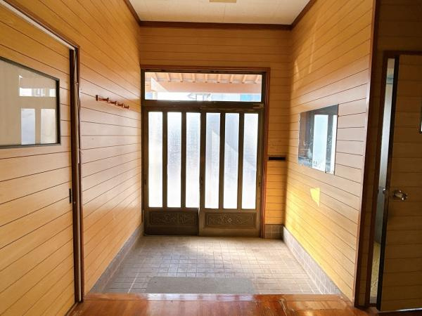 八戸市大字新井田字出口平の和室|【リフォーム前】北西側8帖和室です。壁天井クロス仕上げ、照明新品交換等を行います。