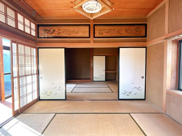 八戸市大字新井田字出口平の洋室|【リフォーム前】】北東側8帖洋室にリフォームするお部屋の別アングルの写真です。フローリング張り、壁天井クロス仕上げ、照明新品交換、クローゼット新設等を行います。