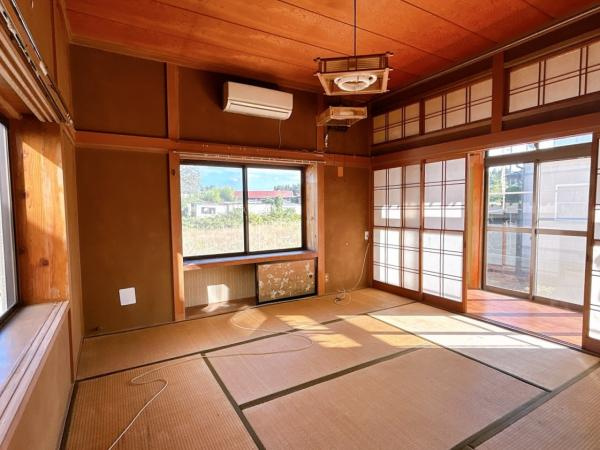 八戸市大字新井田字出口平の洋室|【リフォーム前】】北東側8帖洋室にリフォームするお部屋の別アングルの写真です。フローリング張り、壁天井クロス仕上げ、照明新品交換、クローゼット新設等を行います。