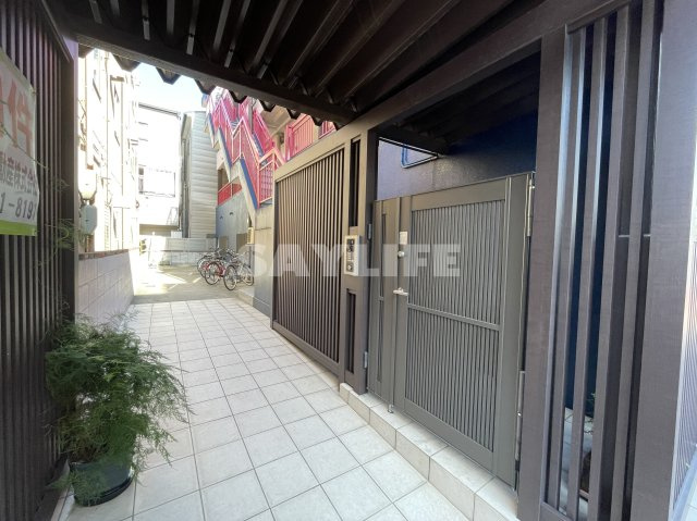 大阪市城東区諏訪４丁目の賃貸マンションのエントランス