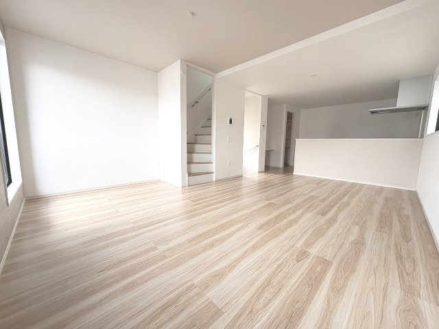 【居間・リビング】 | 福岡市西区愛宕浜4丁目1期　1号棟（全3棟）【仲介手数料無料・0円】 | 現地写真。