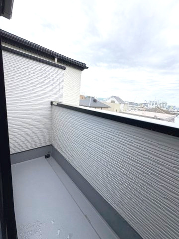 【バルコニー】 | 福岡市西区愛宕浜4丁目1期　1号棟（全3棟）【仲介手数料無料・0円】 | 現地写真。