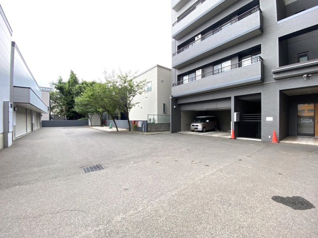 クリーンリバーフィネス山鼻中央の駐車場