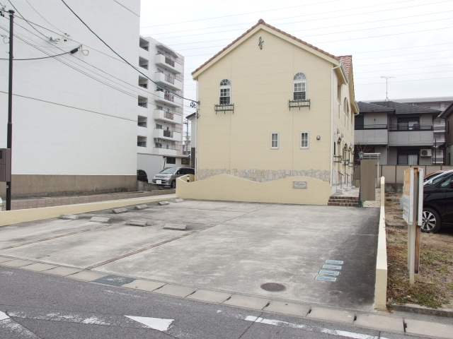 トレビアンの駐車場