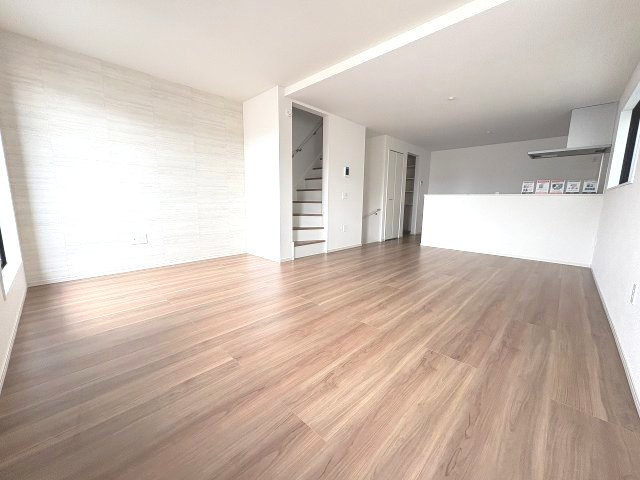 【居間・リビング】 | 福岡市西区愛宕浜4丁目1期　2号棟（全3棟）【仲介手数料無料・0円】 | 現地写真。