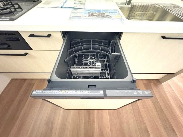 【キッチン】 | 福岡市西区愛宕浜4丁目1期　2号棟（全3棟）【仲介手数料無料・0円】 | 現地写真。