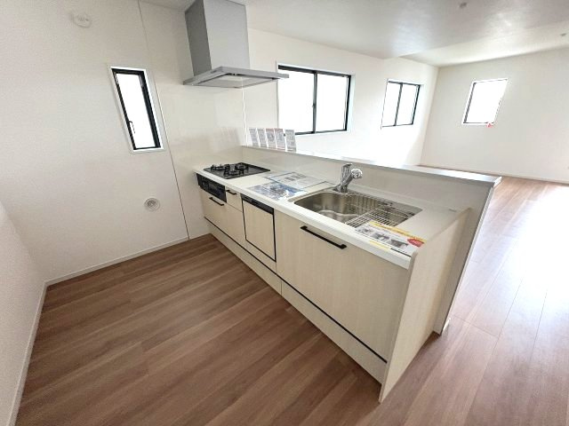 【キッチン】 | 福岡市西区愛宕浜4丁目1期　2号棟（全3棟）【仲介手数料無料・0円】 | 現地写真。